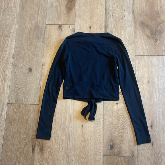 lululemon athletica Black Tie-Front workout  long sleeve size 4
Athletic - Picture 6 of 6